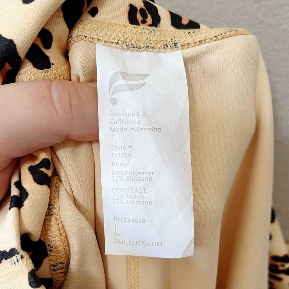 Fabletics Women’s Size Large Leopard Animal Print High Waisted 7/8 Leggings NEW - Picture 10 of 11